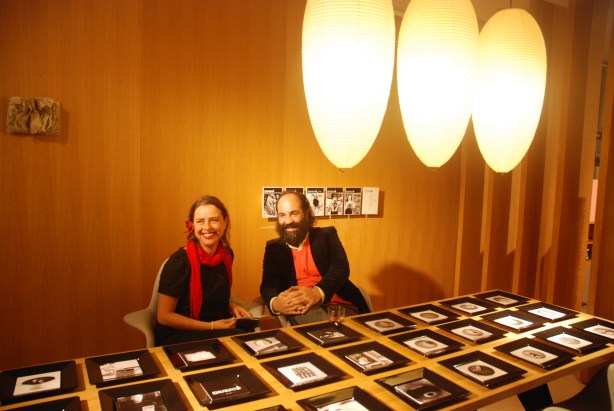 Jacobo Gavira y Yanet Acosta sentados a la mesa con enCrudo en la exposición Diseño y Gastronomía en Vitra